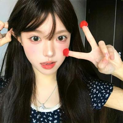 当她换上泳衣